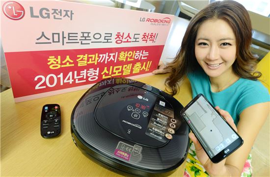 ▲LG전자 모델이 스마트폰 하나로 모든 조작이 가능한 로봇청소기 신제품 '로보킹'을 소개하고 있다. 
