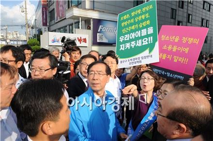 지난해 10월 박원순 시장이 용산구를 방문해 한국마사회의 화상경마장 이전 추진에 대해 주민들과 함께 반대 입장을 표시했다. 사진제공=서울시