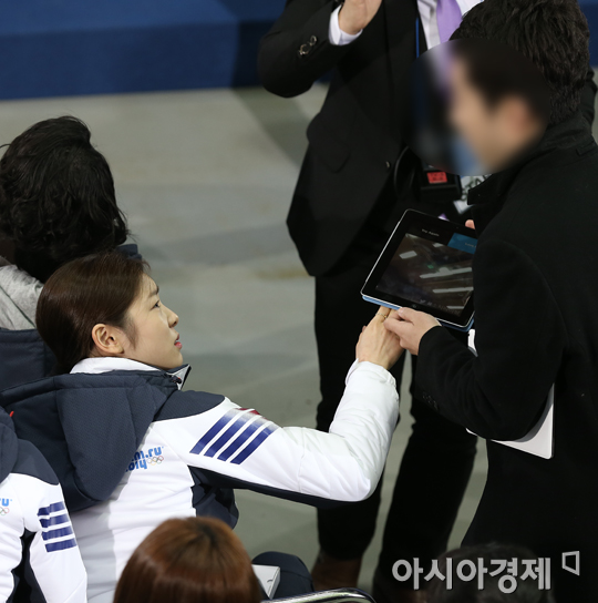 [포토] 찡그린 김연아 '셀카 찍기 싫어요'
