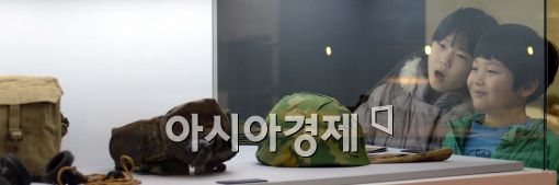 [포토]전쟁기념관 '기증실' 둘러보는 아이들