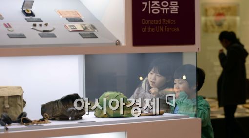 [포토]전쟁기념관 '기증실' 찾은 어린이들