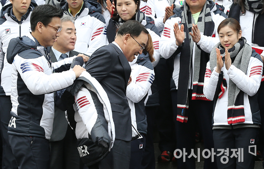 [포토] 선수단복 입는 정홍원 총리