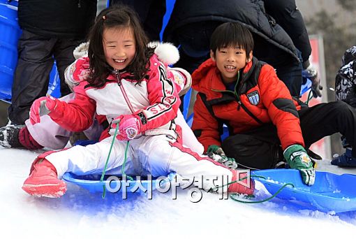 [포토]포근한 날씨 속 썰매장 찾은 어린이들
