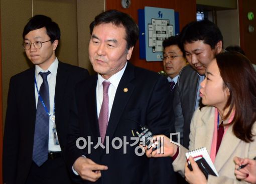 [포토]'개인정보보 정상화 태스크포스 회의', 입장하는 신제윤