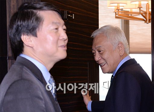 [포토]다른곳 바라보는 김한길·안철수