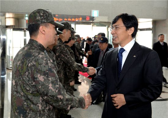 안희정 충남도지사, 자매결연 ‘충남함’ 위문방문