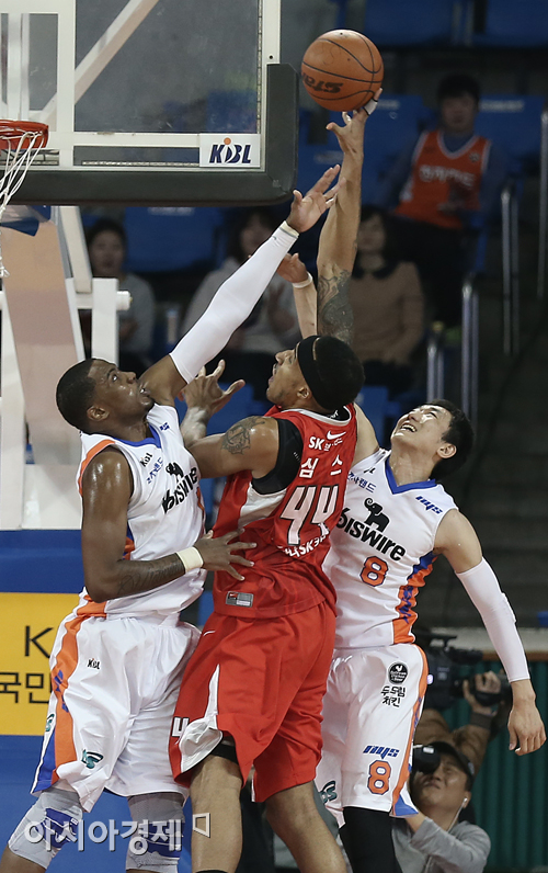 [포토] 심스 '사이에 끼었어'