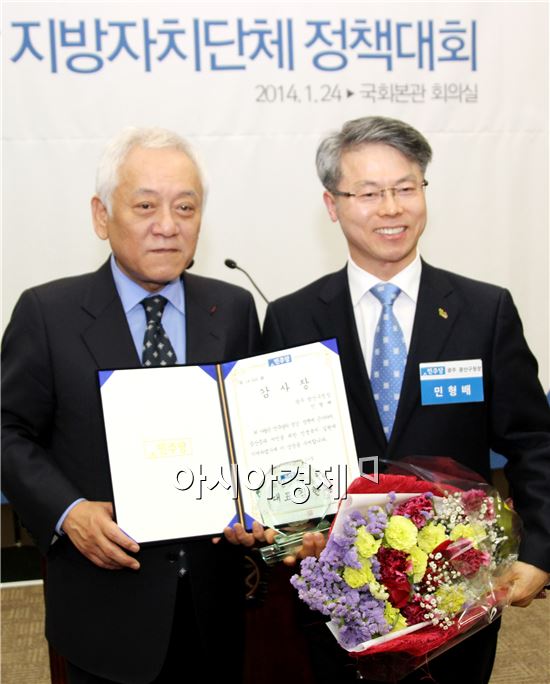 민형배 광주시 광산구청장(오른쪽)이 김한길 민주당 대표로부터 감사패를 받고 기념촬영을 하고있다.