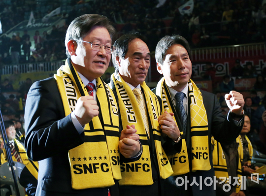 [포토] 화이팅 외치는 이재명-박종환-신문선