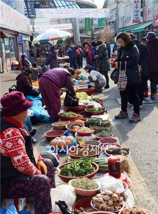 [포토]장흥 토요시장 '할머니장터" 인기 