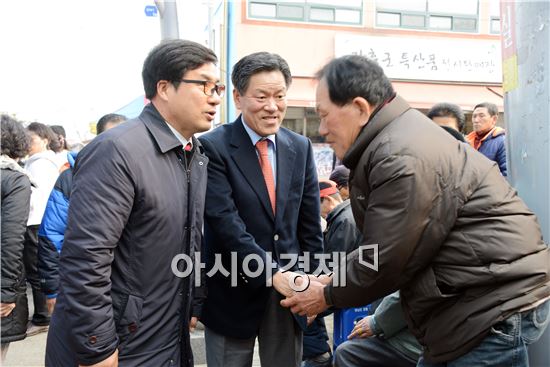 [포토]장흥 토요시장 찾은 민주당 주승용 의원 