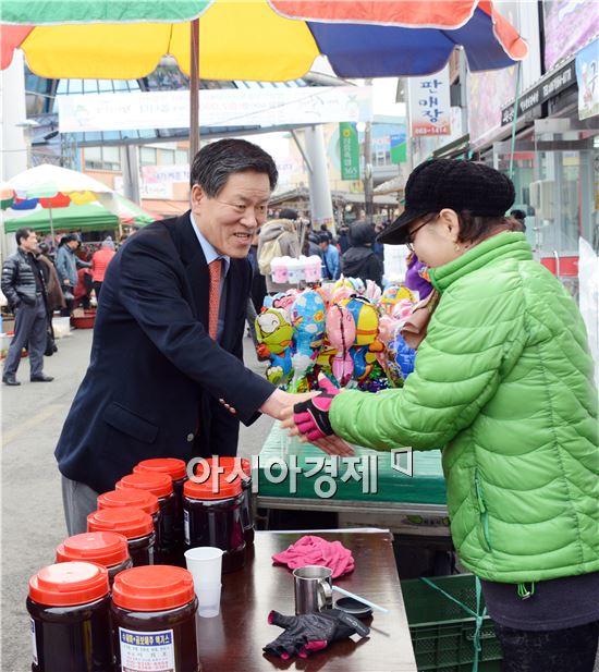 [포토]장흥 토요시장에서 민생탐방하는 주승용 의원