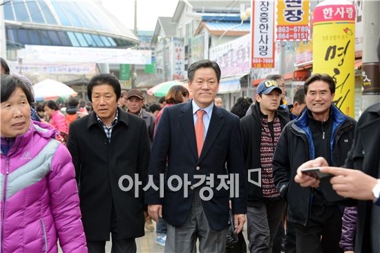 [포토]장흥 토요시장에서 민생탐방하는 주승용 의원