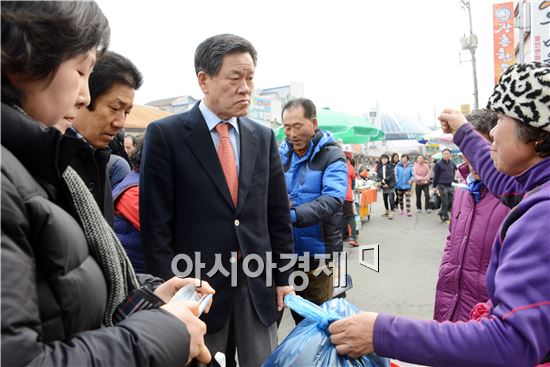 [포토]장흥 토요시장 민심 살피는 주승용 의원