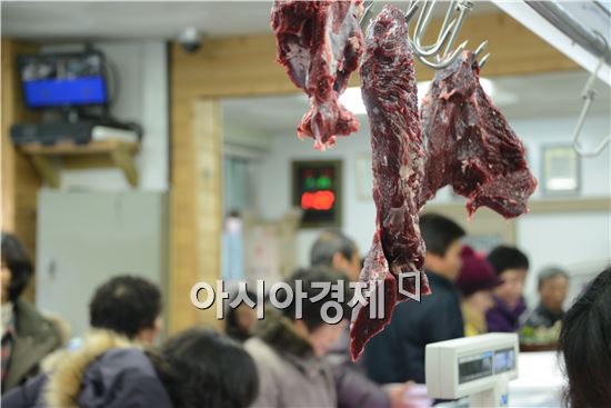 [포토]설 앞두고 장흥 토요시장 '구쁘 한우' 인기 짱