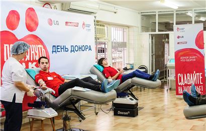LG전자가 최근 소치에서 러시아 보건사회개발부, 연방 의료생물학기관 및 러시아 최대 전자유통업체 '엘도라도'와 손잡고 대규모 헌혈 캠페인을 진행했다. 소치헌혈센터에 직원들이 헌혈을 하고 있다.