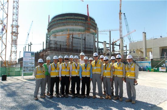 ▲윤상직 산업통상자원부 장관(사진 가운데)은 지난 1월24일 UAE 바라카(Barakah) 원전 건설현장을 방문해 공사 진행상황을 점검하고 설 명절을 앞둔 직원들을 격려했다.(참고사진)