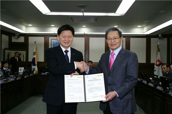 최창식 중구청장이 27일 박우석 한국공공자치연구원 이사장으로부터 한국지방자치경쟁력 전국 종합1위 인증서를 받았다.
