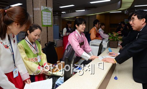 [포토]한복입고 근무하는 강동구청 직원들 