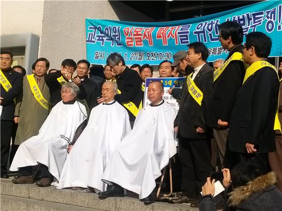 서울시의회 앞에서 최보선 의원, 최홍이 의원, 명노희 의원(왼쪽부터) 삭발식을 진행하고 있다.