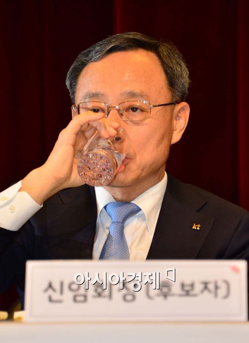 [포토]목 축이는 황창규 KT CEO 신임사장