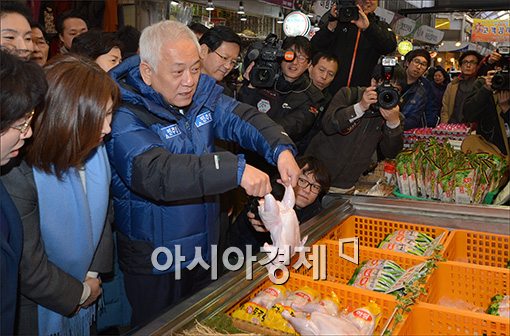[포토]생닭잡는 김한길 대표