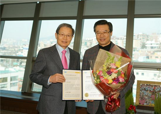 성장현 용산구청장(오른쪽)이 박우서 한국공공자치연구원 이사장으로부터 상을 받았다.
