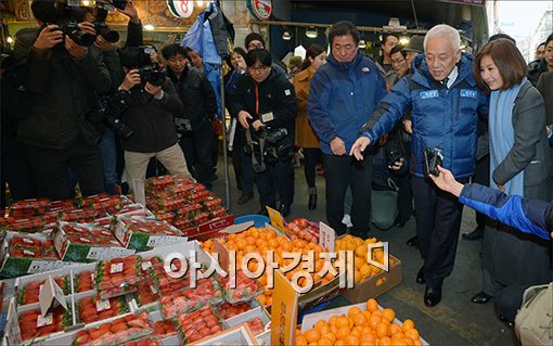 [포토]과일 고르는 김한길·최명길 내외