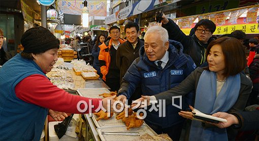 [포토]재래시장 찾은 김한길·최명길 내외