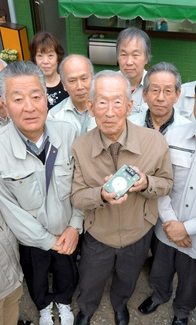 87세에도 신제품 개발에 매진하고 있는 다마가와 나가오 아쿠아텍 사장과 그 직원들
