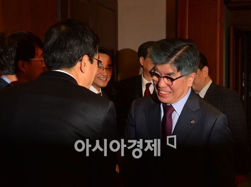 [포토]밝은 표정의 김중수 한국은행 총재