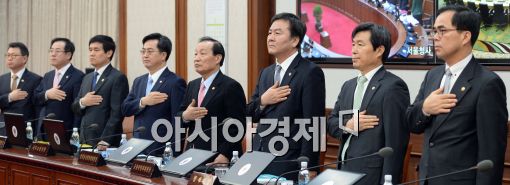 [포토]국무회의 개최, 국민의례하는 국무위원들