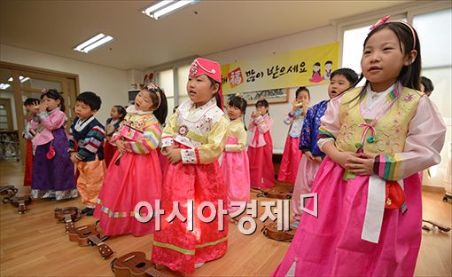 [포토]오색빛깔 설빔 아이들의 재롱잔치