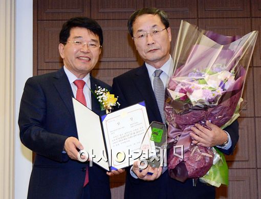 [포토]산업통상자원부 장관상 수상하는 김해진 현대기아차 사장