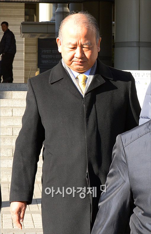 [포토]인상 찌푸린 김웅 남양유업 대표
