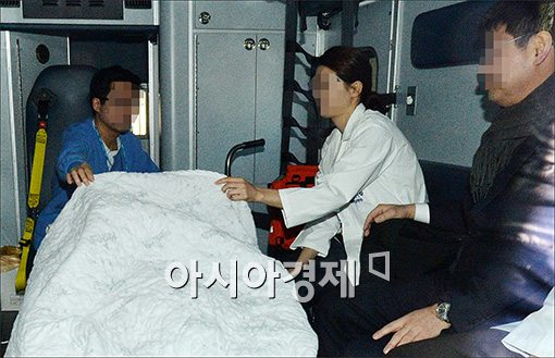 [포토]응급차 타고 공판 참석하는 김승연 회장