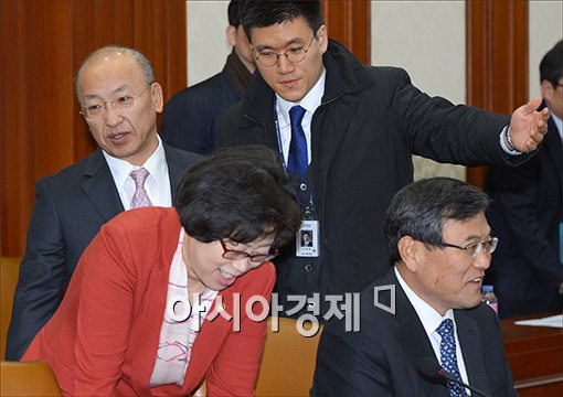 [포토]"장관님, 자리는 저쪽"