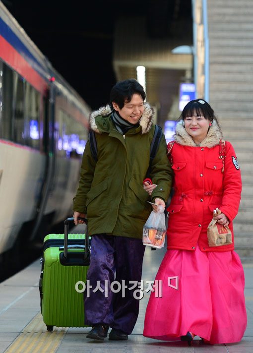 [포토]한복 곱게 차려입고 귀성길에 오른 신혼부부 