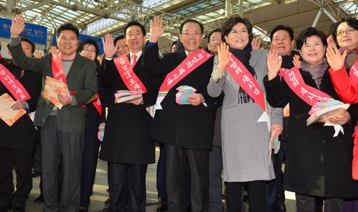 [포토]귀성인사하는 새누리당 지도부 