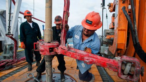 미국 석유업체가 셰일 오일을 채굴하고 있다.비전통 석유는 미국 산유량 증가의 견인차 역할을 하고 있다.