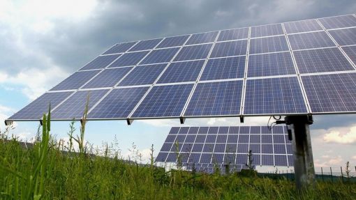 유럽연합은 전기요금 인하를 위해 재생에너지 보조금을 삭감하고 있다. 독일 프라이부르크 근처 태양광 발전단지