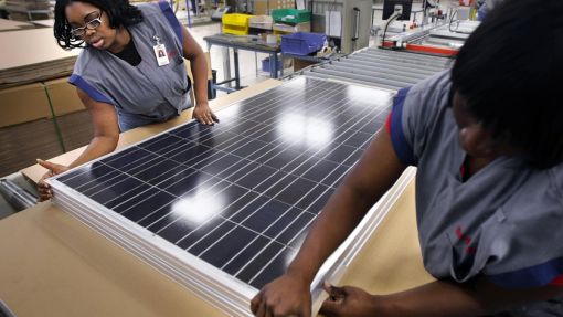 최근 생산 중단을 결정한 일본 샤프의 멤피스 공장 직원들이 태양광 패널을 제조하고 있다.