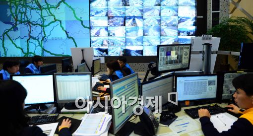 [포토]교통상황 보는 도로공사 관계자들