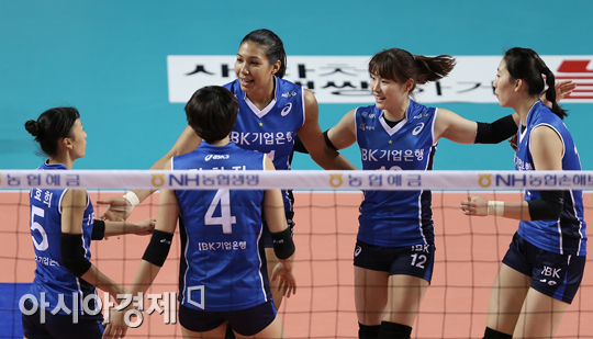 [포토] 득점에 기뻐하는 IBK기업은행 선수들