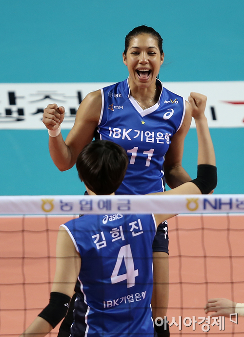 [포토] 카리나 '김희진, 역시 최고의 센터야!'