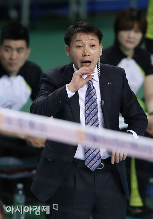 [포토] 지시 내리는 현대건설 황현주 감독