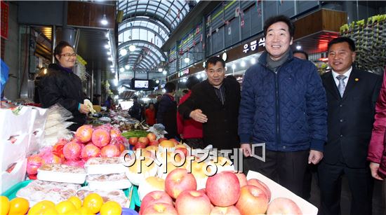 [포토]이낙연 의원,지역구(담양 함평 영광 장성) 전통시장 방문