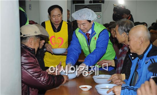 강운태 광주 시장, 어르신들에게 사랑의 급식 봉사