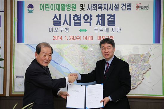 박홍섭 마포구청장(왼쪽)과 백경학 푸르메재단 상임이사 