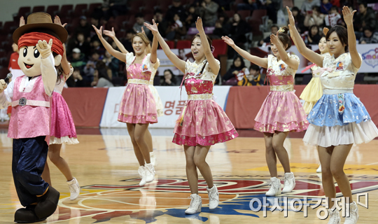 [포토] 치어리더 '한복 공연~'